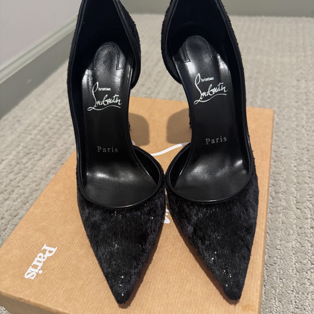 Christian Louboutin Black Iriza 100 Pumps
Worn once WITH BOTTOM PROTECTOR